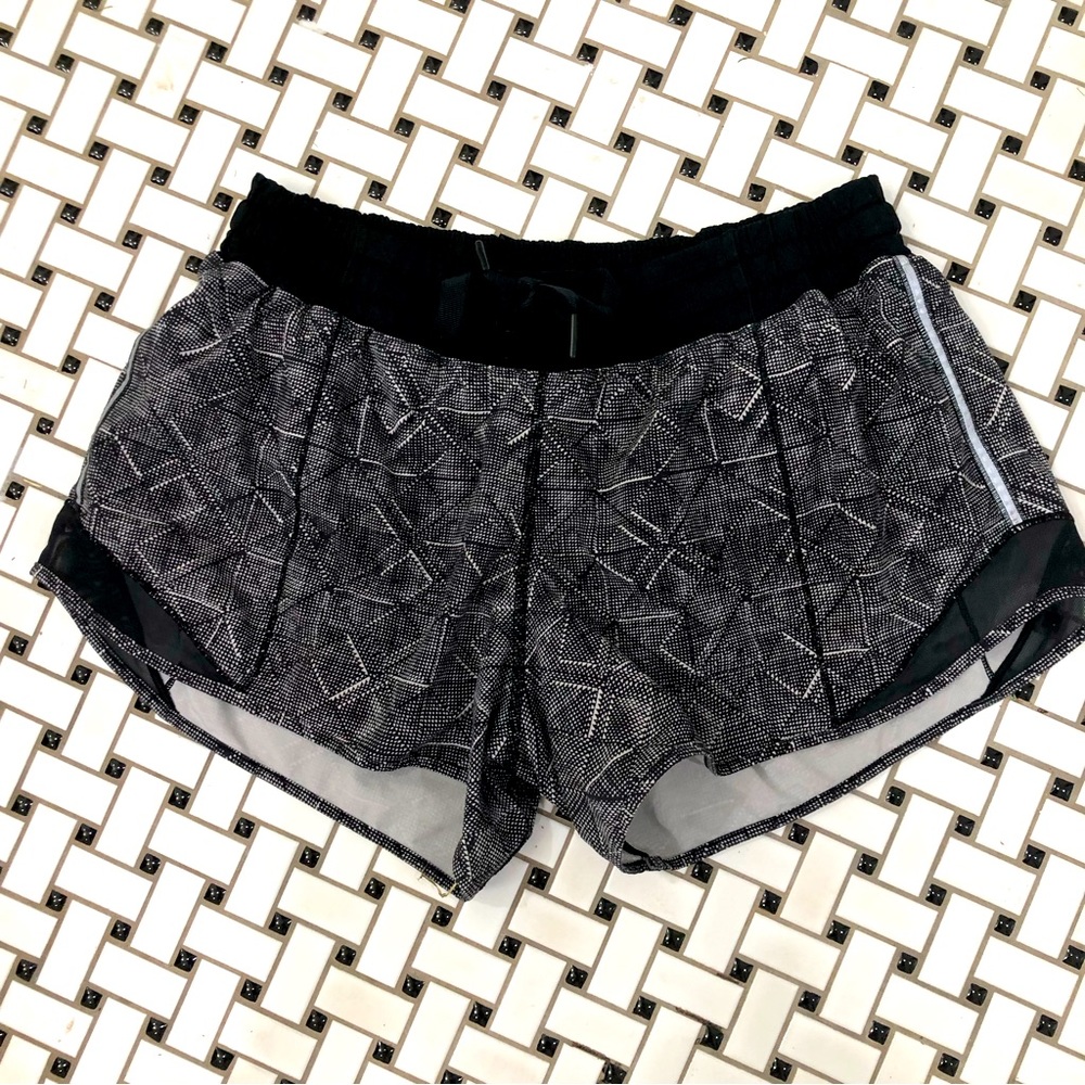 Lululemon Hotty Hot size 8 2.5 inseam